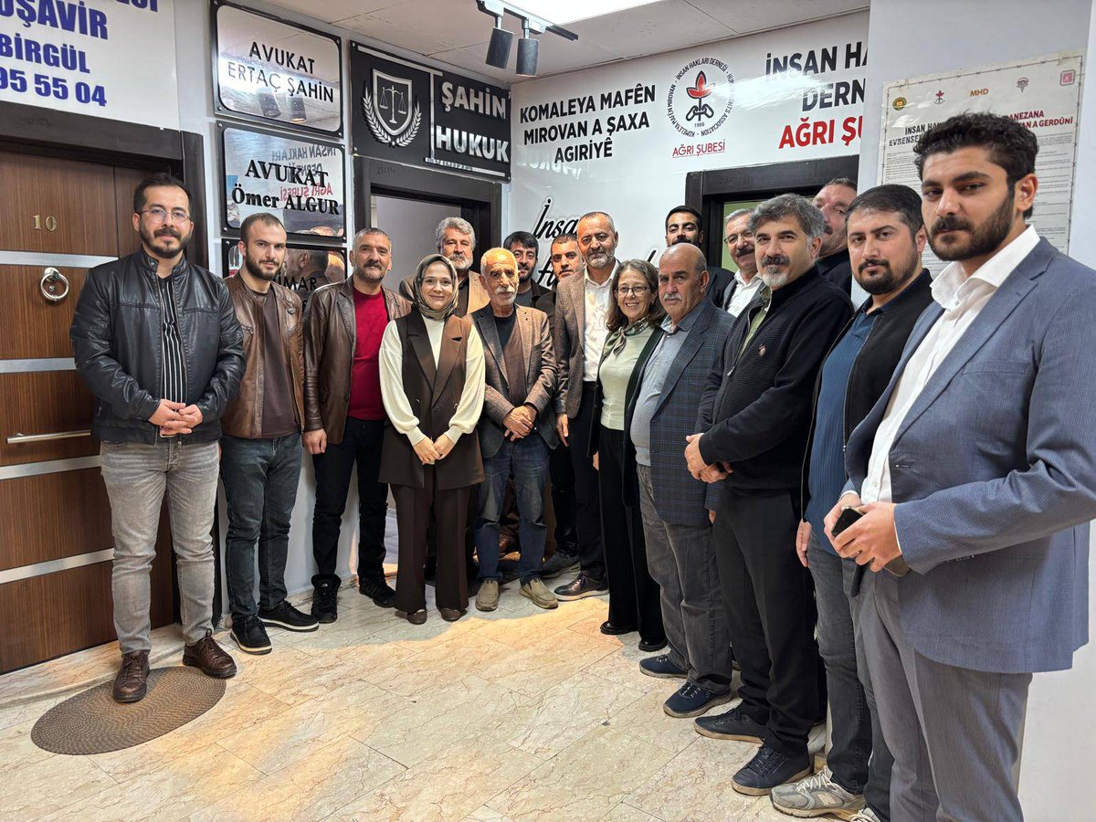 ihdgenelmerkez's tweet photo. Şube ziyaretlerimiz kapsamında bugün Eş Genel Başkanlarımız Oya Ersoy ve Cihan Aydın, Eş Genel Başkan Yardımcımız Ercan Yılmaz ve Doğu ve Güneydoğu Bölgesi Temsilcimiz Tahir Saçaklı’dan oluşan heyetimiz,  İHD Ağrı Şubemizi, ardından, Ağrı Şube yönetimi ile birlikte Ağrı KESK Şubeler Platformu’nu ve Ağrı Barosu’nu ziyaret etti.

Ziyaretler kapsamında gerçekleştirilen görüşmelerde, bölgede yaşanan insan hakları ihlallerinin önlenmesi ve Kürt meselesinin barışçıl çözümüne yönelik geliştirilebilecek iş birliği olanakları üzerine kapsamlı değerlendirmelerde bulunuldu.

Nazik ev sahiplikleri için tüm kurumlara teşekkür ederiz.