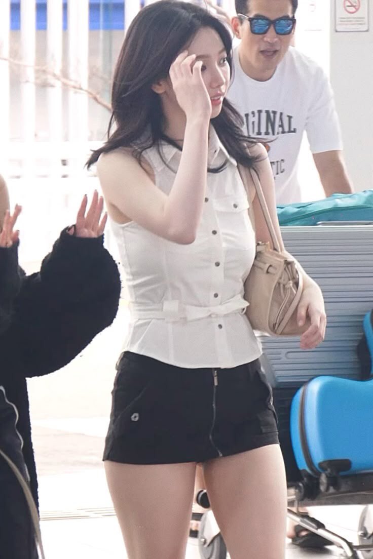 yjmist's tweet photo. karina wearing a mini skirt 🫠 https://t.co/1OwOkmuC12