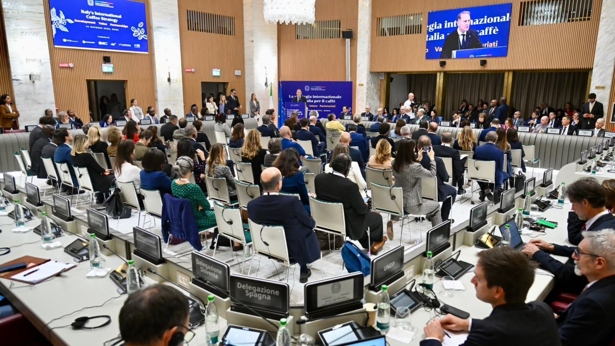 ItalyMFA's tweet photo. Oggi in #Farnesina, alla presenza del Vice Ministro @edmondocirielli, si è svolto l’evento di presentazione della “Strategia internazionale dell’Italia per il caffè. Sviluppo, valore, partenariati”. 
Presenti il mondo delle istituzioni, delle aziende, delle organizzazioni internazionali, la @cooperazione_it e i rappresentanti del @WorldBankGroup, @UNIDO @ITPO_Italy, @ICOCoffeeOrg e @GruppoCDP.
Un’occasione di dialogo e confronto per coniugare #diplomaziadellacrescita, ricerca e partenariato con il settore privato e creare valore nei Paesi d’origine. 

Leggi il comunicato👇
https://t.co/jTCdlve1QE

@R_Nabbanja @CS_MoALD @MinAgricultura @maumartina @pontimari @lavazzagroup @illycaffe