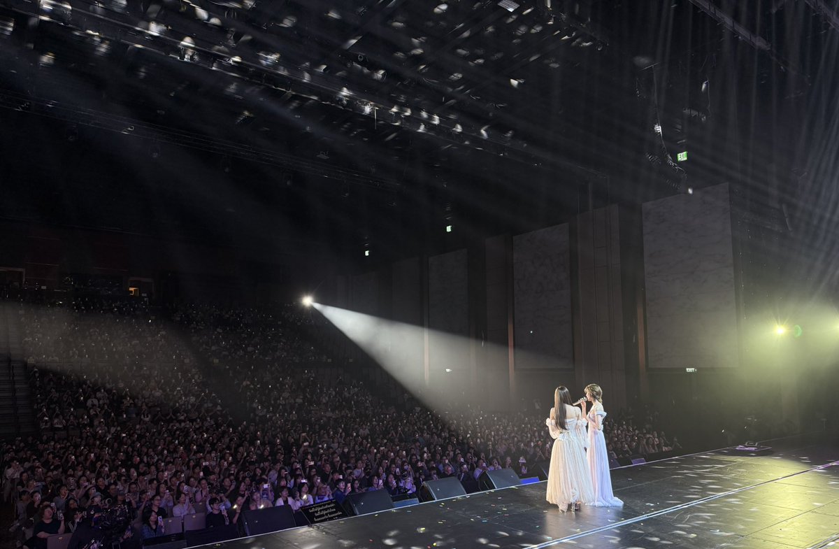 MoonShadowGMMTV's tweet photo. ขอบคุณทุกคนที่มาเจอกันมากๆ เลย วันนี้มีความสุขมากๆ ที่ได้เจอทุกคน ดีใจที่ได้ร่วมเดินทางกับทุกคนตั้งแต่วันแรกจนถึงวันนี้เลย หวังว่าเรื่องราวความรักครั้งนี้จะอยู่ในความทรงจำของทุกคนตลอดไป ✨ #MoonshadowSeriesFinalEP

ฝากติดตาม 
“เงาใต้พระจันทร์ Moonshadow” 🌙🎼
ดูย้อนหลังครบทุกตอน แอป oneD ที่เดียว

#MoonshadowSeries 
#GMMTV