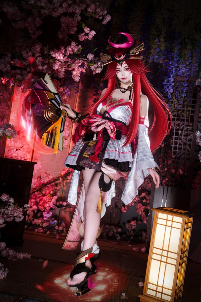 loveroxana's tweet photo. 隔壁只有200浏览的绯月行 #cosplay https://t.co/7t1jEuFYLL