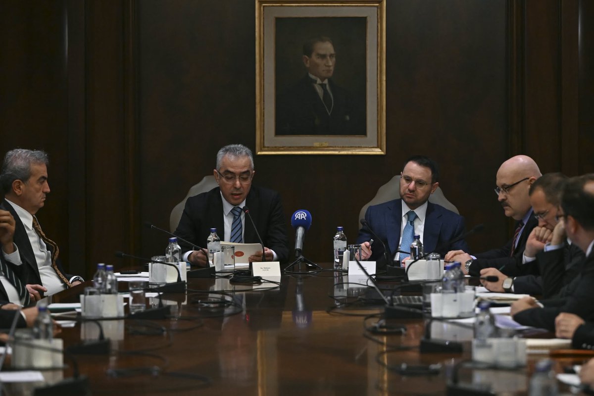 TCCBHPK's tweet photo. Cumhurbaşkanlığı Hukuk Politikaları Kurulunun Türkiye’nin Yeni Anayasa Gündemi”   toplantısı Kurul Başkanvekili  Sayın Mehmet UÇUM'un ev sahipliğinde Adalet Bakanı Sayın Akın GÜRLEK’ in katılımıyla Çankaya Köşkünde  gerçekleştirildi. https://t.co/BF9Qwrm4QN