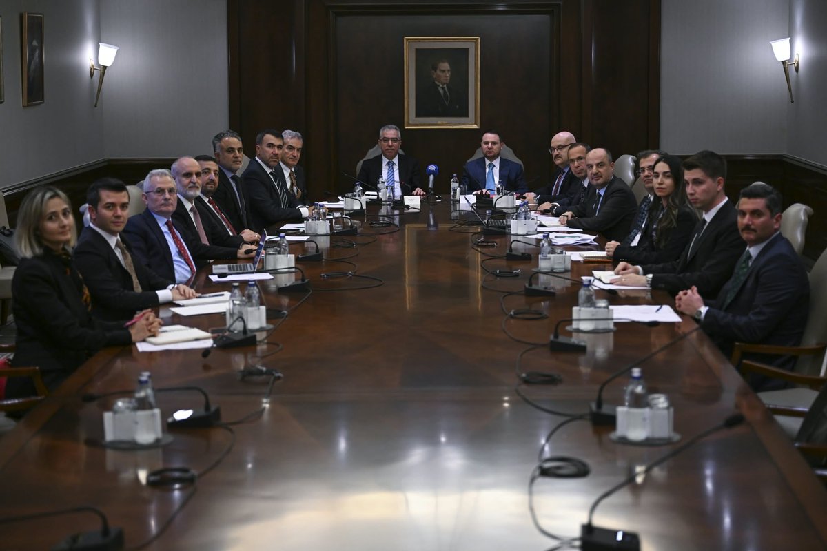 TCCBHPK's tweet photo. Cumhurbaşkanlığı Hukuk Politikaları Kurulunun Türkiye’nin Yeni Anayasa Gündemi”   toplantısı Kurul Başkanvekili  Sayın Mehmet UÇUM'un ev sahipliğinde Adalet Bakanı Sayın Akın GÜRLEK’ in katılımıyla Çankaya Köşkünde  gerçekleştirildi. https://t.co/BF9Qwrm4QN