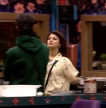 _aparichit_555's tweet photo. fake as fuck!

#BiggBoss20 https://t.co/oqkqC6p8PX
