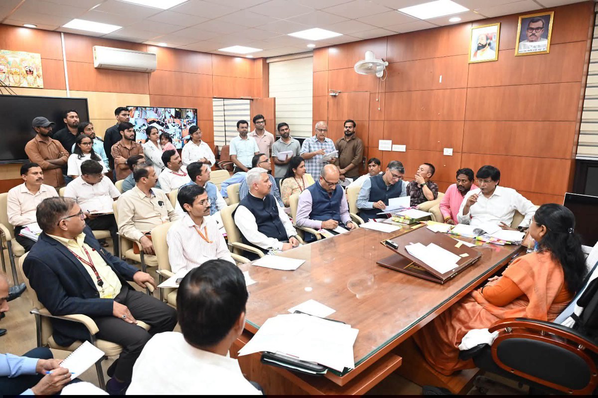 NCBC_INDIA's tweet photo. नई दिल्ली स्थित राष्ट्रीय पिछड़ा वर्ग आयोग कार्यालय में माननीय अध्यक्ष साध्वी निरंजन ज्योति जी ने शिक्षा मंत्रालय के स्कूल शिक्षा विभाग के सचिव, नियुक्ति एवं कार्मिक विभाग के आरक्षण प्रकोष्ठ के संयुक्त सचिव, केंद्रीय माध्यमिक शिक्षा बोर्ड के अध्यक्ष, नवोदय विद्यालय समिति एवं केंद्रीय विद्यालय संगठन के आयुक्तों सहित संबंधित विभागों के वरिष्ठ अधिकारियों के साथ OBC-NCL प्रमाण-पत्रों के सत्यापन में अभ्यर्थियों को आ रही समस्याओं के संबंध में उच्चस्तरीय समीक्षा बैठक की।

बैठक में प्रमाण-पत्रों के सत्यापन की प्रक्रिया में अभ्यर्थियों के समक्ष उत्पन्न हो रही व्यावहारिक कठिनाइयों के प्रभावी समाधान पर विस्तृत चर्चा की गई। अधिकारियों को निर्देशित किया कि प्रमाण-पत्र सत्यापन से संबंधित प्रकरणों एवं लंबित शिकायतों का संवेदनशीलतापूर्वक, निष्पक्षता के साथ तथा निर्धारित समय-सीमा के भीतर निराकरण सुनिश्चित किया जाए, ताकि पात्र अभ्यर्थियों को अनावश्यक कठिनाइयों का सामना न करना पड़े और उनके अधिकारों का समुचित संरक्षण हो सके।