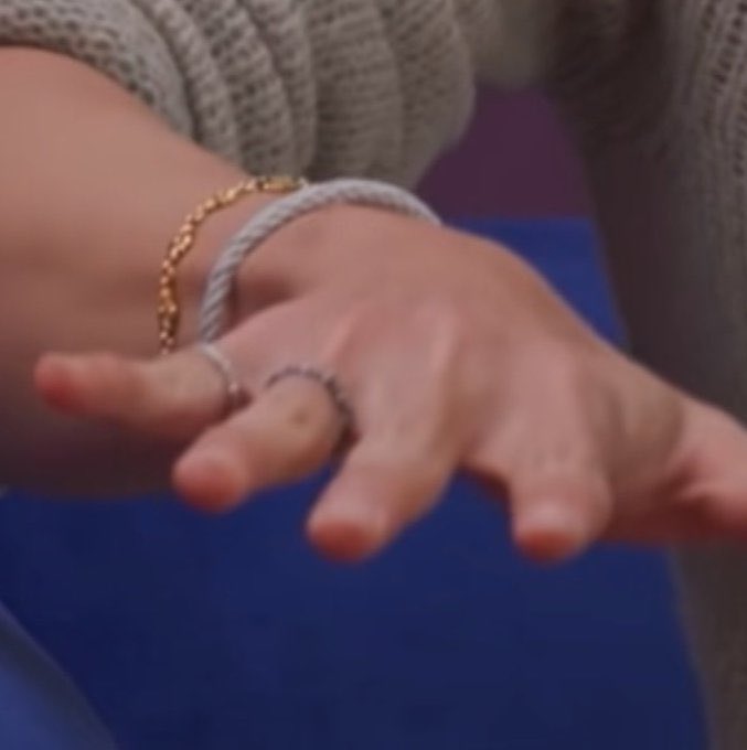 jihanhour's tweet photo. What is this!!!????!!!???? JxJ has matchy/couple rings???!!!!!!!

WTHHHHHH https://t.co/4kxPq5dS5w