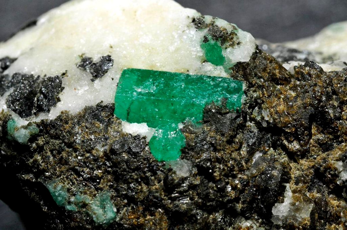 SamaatNews's tweet photo. Swat has large quantity of minerals like beautiful Zamurd. https://t.co/PHdQObTVb5