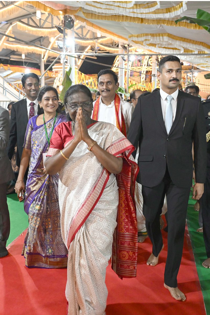rashtrapatibhvn's tweet photo. President Droupadi Murmu visited Sri Durga Malleswara Swamy Varla Devasthanam in Vijayawada, Andhra Pradesh and had darshan of Sri Kanaka Durga Devi and Sri Malleswara Swamy. https://t.co/QBPZSVkcCl