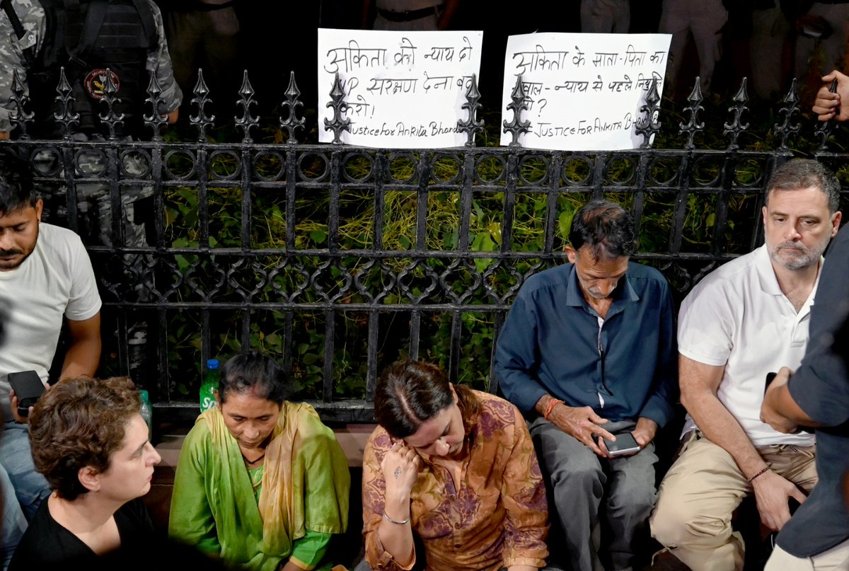 timesofindia's tweet photo. #InPics | Leader of Opposition in the Lok Sabha Rahul Gandhi sits with the parents of Ankita Bhandari during a sit-in protest at India Gate in New Delhi on Wednesday, demanding justice for the woman who was murdered in Uttarakhand in 2022.
📸 Jatin Kumar / TOI
Catch every update on the TOI App 👉 https://t.co/ogFaRsUKyn
#RahulGandhi #AnkitaBhandari #JusticeForAnkita #IndiaGate #NewDelhi #Congress