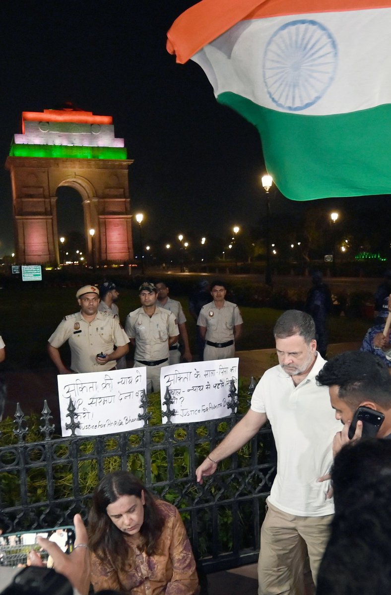 timesofindia's tweet photo. #InPics | Leader of Opposition in the Lok Sabha Rahul Gandhi sits with the parents of Ankita Bhandari during a sit-in protest at India Gate in New Delhi on Wednesday, demanding justice for the woman who was murdered in Uttarakhand in 2022.
📸 Jatin Kumar / TOI
Catch every update on the TOI App 👉 https://t.co/ogFaRsUKyn
#RahulGandhi #AnkitaBhandari #JusticeForAnkita #IndiaGate #NewDelhi #Congress