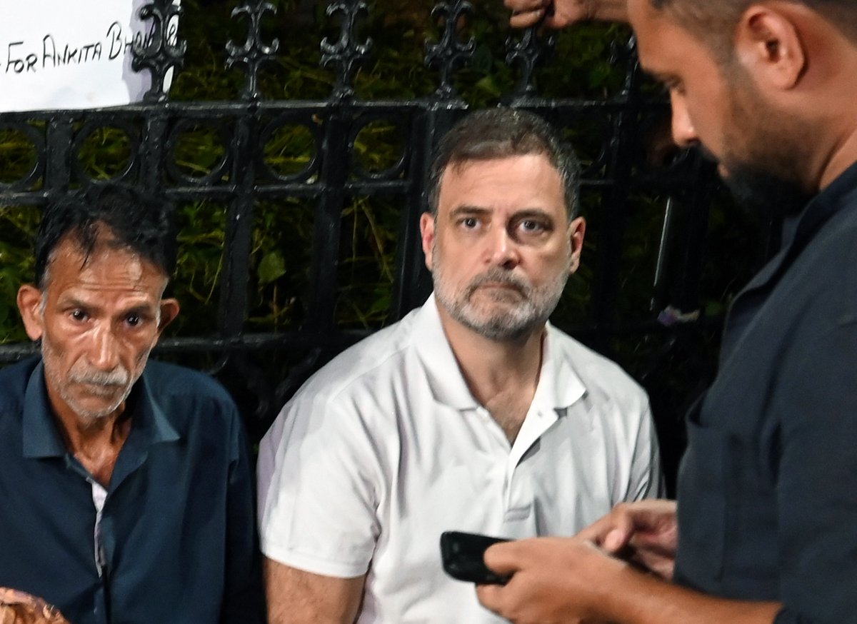 timesofindia's tweet photo. #InPics | Leader of Opposition in the Lok Sabha Rahul Gandhi sits with the parents of Ankita Bhandari during a sit-in protest at India Gate in New Delhi on Wednesday, demanding justice for the woman who was murdered in Uttarakhand in 2022.
📸 Jatin Kumar / TOI
Catch every update on the TOI App 👉 https://t.co/ogFaRsUKyn
#RahulGandhi #AnkitaBhandari #JusticeForAnkita #IndiaGate #NewDelhi #Congress