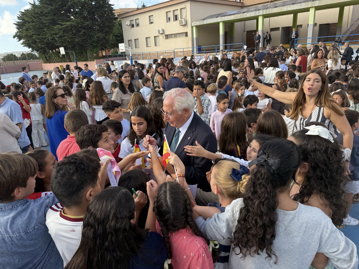 GobiernoMelilla's tweet photo. Acompañada de su tía, la niña ha podido también saludar a los Reyes, en una visita en la que han recorrido tres aulas -una de ellas para alumnos de espectro autista- y conocer luego en el patio a centenares de alumnos. https://t.co/YZi8G70bzM