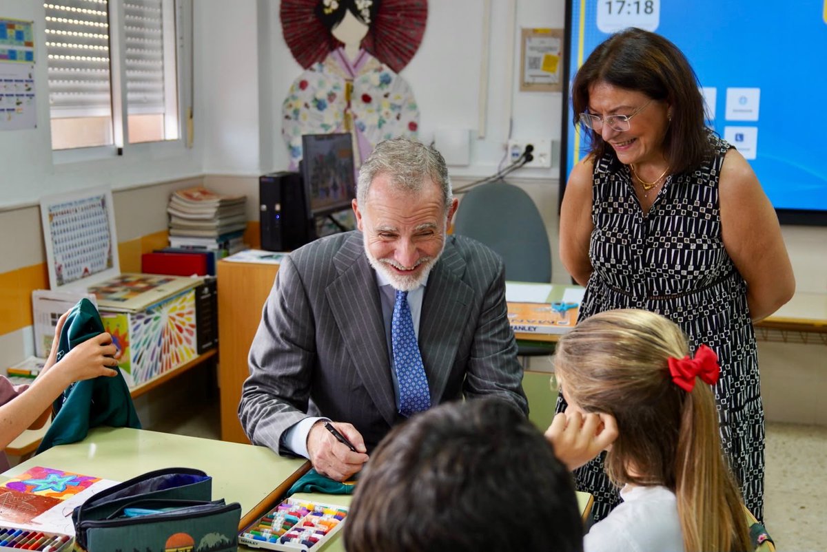 GobiernoMelilla's tweet photo. Acompañada de su tía, la niña ha podido también saludar a los Reyes, en una visita en la que han recorrido tres aulas -una de ellas para alumnos de espectro autista- y conocer luego en el patio a centenares de alumnos. https://t.co/YZi8G70bzM