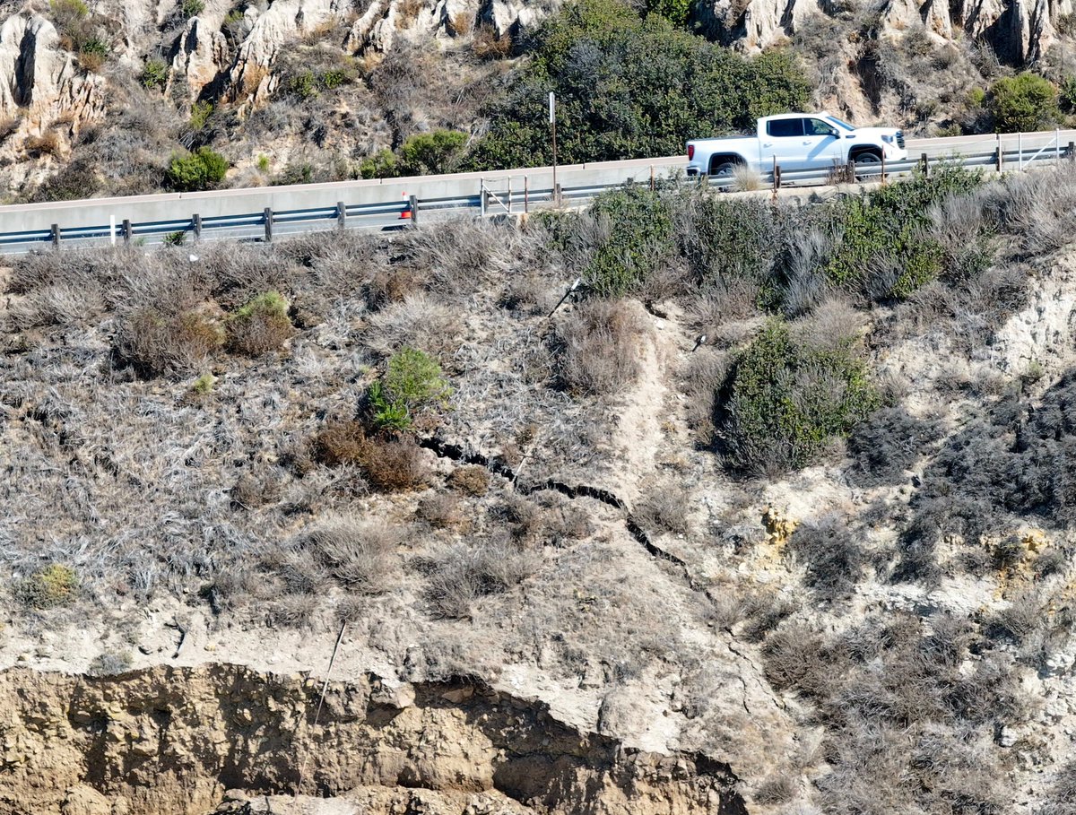 linknchill17's tweet photo. Caltrans has closed the right southbound lane of PCH between Reef Point Dr and Irvine Cove Dr near Laguna Beach after cracks opened in the bluff at Crystal Cove State Park. High surf is eroding the slope, and there's no reopening date yet. #PCH #LagunaBeach https://t.co/kMhhqV6cP1