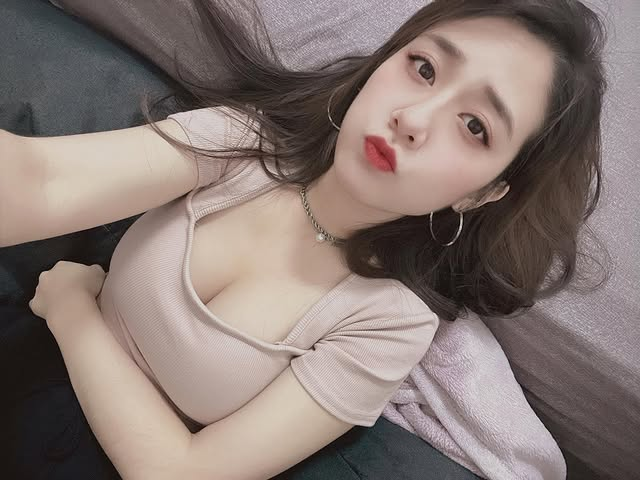 1ejrf3k's tweet photo. 163｜D｜31y 單親媽媽 
長得很乖 其實很色 
有人敢約嗎 #按讚 https://t.co/1mMp2faILj