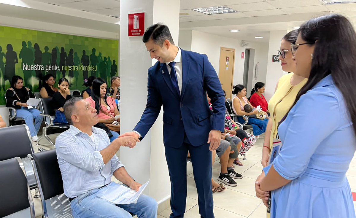 MIT_Ecuador's tweet photo. 📍#Machala | El Viceministro de Tecnologías de la Información y Comunicación, @Ricardo__Guti, visitó la agencia del Registro Civil de Machala, durante este recorrido, dialogó con los usuarios y conoció sus observaciones sobre los tiempos de atención y la calidad del servicio. 🤝

✅ Estos recorridos permiten identificar oportunidades de mejora y fortalecer la atención a la ciudadanía.
🇪🇨 Seguimos trabajando en territorio, cerca de la gente, para mejorar los servicios públicos.