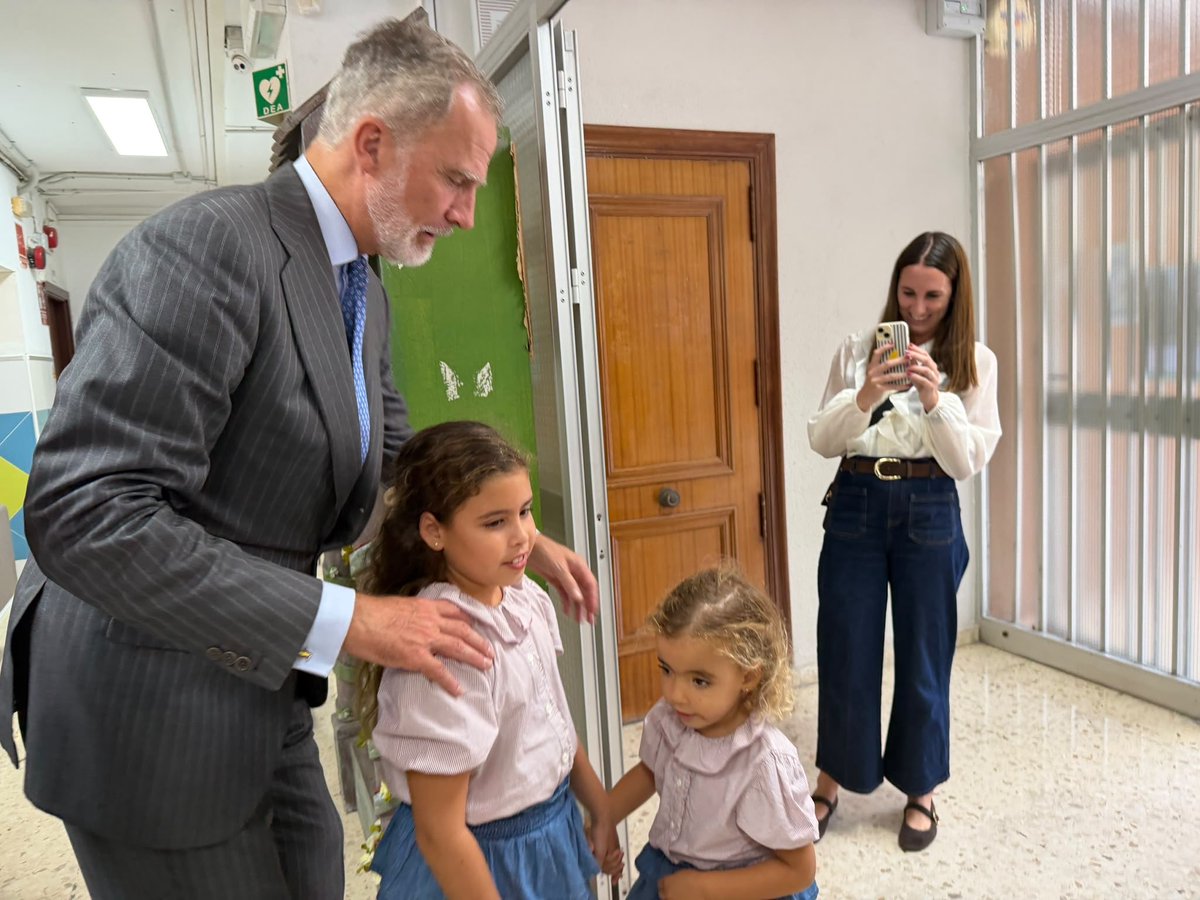 GobiernoMelilla's tweet photo. El presidente de la Ciudad 
@imbrodamelilla ha hecho un aparte en su visita al colegio ‘Eduardo Morillas’ para saludar a Carla Fernández, una pequeña de cuatro años invidente. https://t.co/RNJxTgX3Fq
