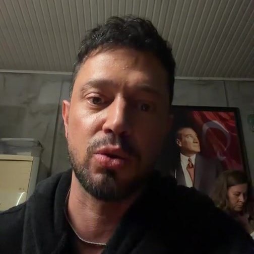 DadoSayed11's tweet photo. #MuratBoz, mahsur kaldıkları stüdyodan tahliyeleri için yetkililerden yardım istedi.

"İçeriye giren suyu durduramıyoruz, acil tahliye için yardım, lütfen." https://t.co/BUhDajQJ35
