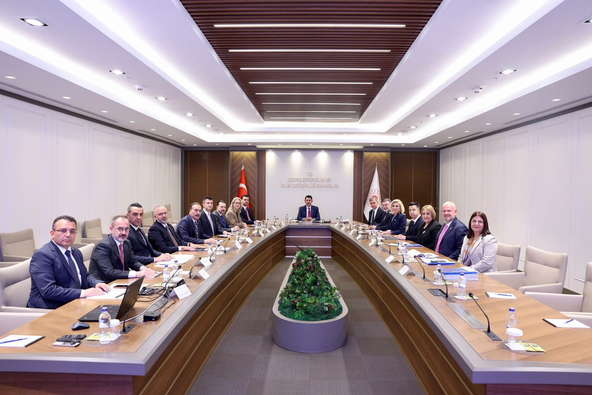 Bilalsaygili's tweet photo. Çevre, Şehircilik ve İklim Değişikliği Bakanımız Sayın Murat Kurum’u; AK Parti Genel Sekreterimiz ve İzmir Milletvekilimiz Sayın Eyyüp Kadir İnan, İzmir Büyükşehir Belediye Başkanımız Dr. Cemil Tugay, milletvekillerimiz ve belediye başkanlarımızla birlikte ziyaret ederek İzmir’imizin ihtiyaçlarını ve öncelikli projelerini ele aldık.

Şehrimizin gelişimi, hemşehrilerimizin beklentilerinin karşılanması ve İzmir’imizin geleceğine değer katacak çalışmalar üzerine değerlendirmelerde bulunduk.

Sayın Bakanımız @murat_kurum’a, İzmir’imize gösterdiği ilgi, alaka ve verdiği değer için teşekkür ediyorum.