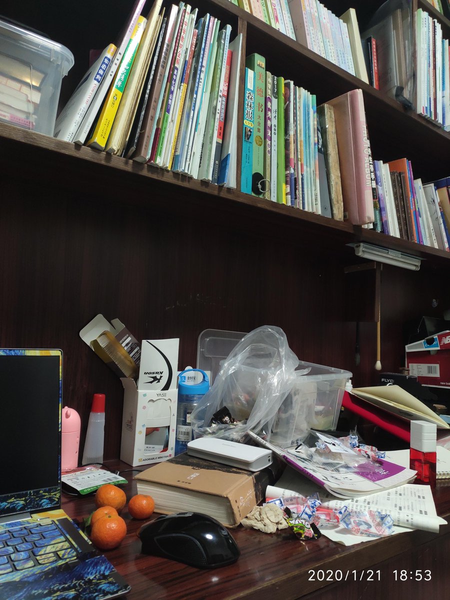 Typeu_euzup's tweet photo. [書類を整理したら、机の隅に埃をかぶった档夹瓶が転がっていた！古い書類に混ざった赝物まで見つかって、ちょっとびっくり。先輩に敬うべきか、秘密にするべきか悩み中]， https://t.co/55qEimVgAp