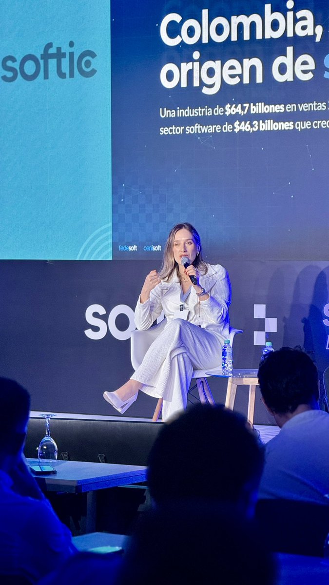 FedesoftCol's tweet photo. 📊 ¿Cuál es el estado real de la industria de software en Colombia?

En #SOFTIC2026, @XimenaDuqueA, presidente ejecutiva de @FedesoftCol, y @monicapatinooca, presidente de @servinformacion, presentan el Colombia Software Report 2026.

Datos sobre aporte económico, tendencias y oportunidades que marcarán los próximos años del sector.