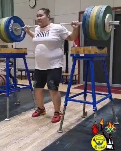 BussySmeller2's tweet photo. @blahblahemilyy This is what the world's strongest woman wears to the gym https://t.co/bJ7VU3C6Ep