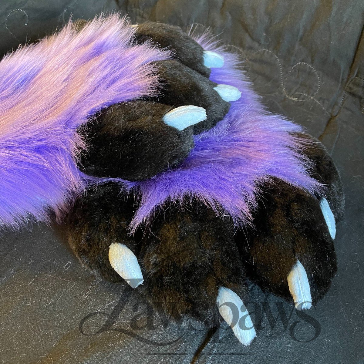 LuwsPaws2ea's tweet photo. Have 2 identical pairs of these black purple light blue puffy paws available! They were made a while ago for a future project but we've decided to go in a different direction They're brand new and only worn for photos
#Paws #FursuitPaws #PuffyPaws #HandPaws #FurryPaws #CustomPaw https://t.co/9KGrqNXTD2
