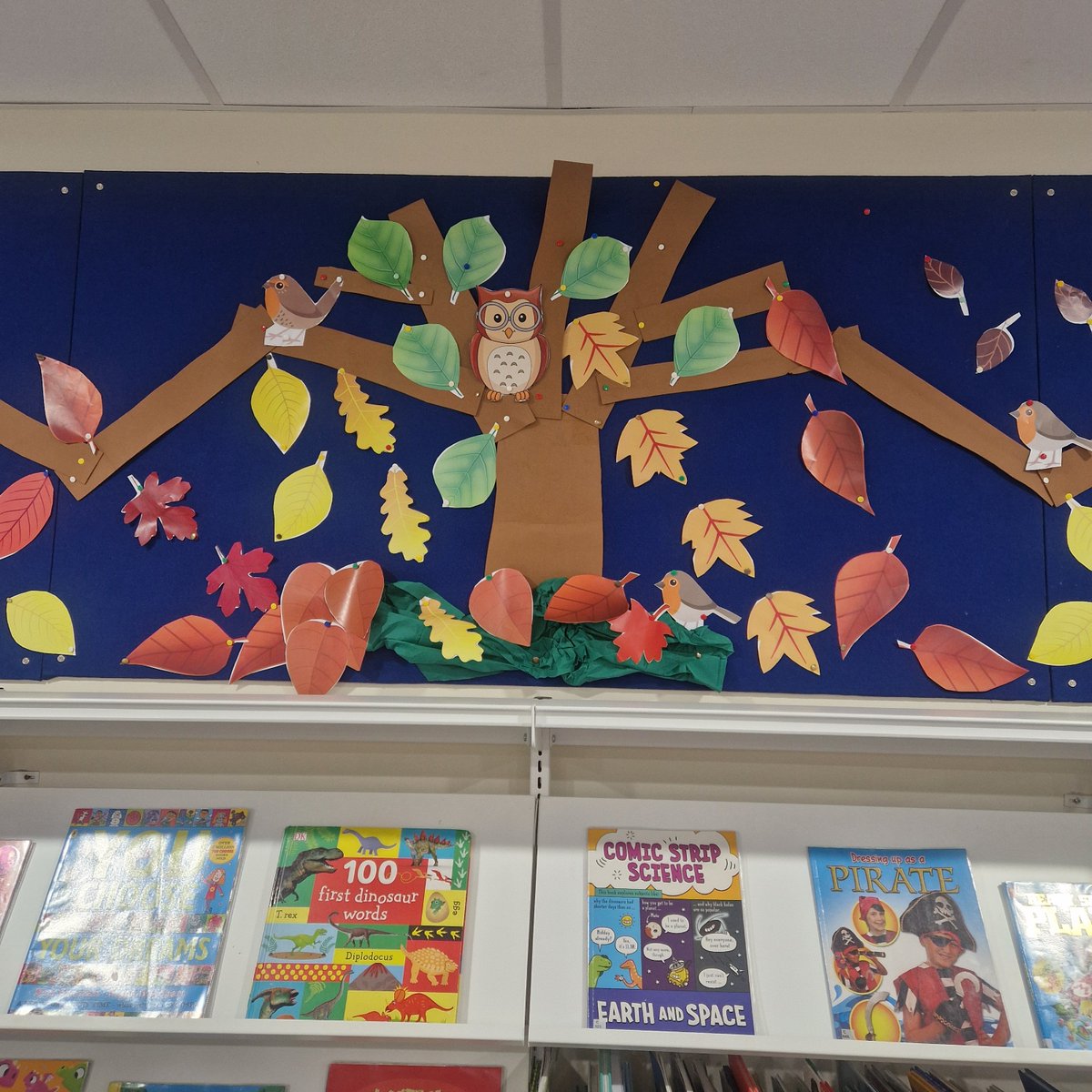 KnebCommLibrary's tweet photo. HELLO AUTUMN at Knebworth Community Library 

Pop in to see our falling leaves display &amp; colour in an autumn leaf for us to add.

#KnebworthCommunityLibrary 
#locallibrary #displayatthelibrary https://t.co/q52jf71k2Q