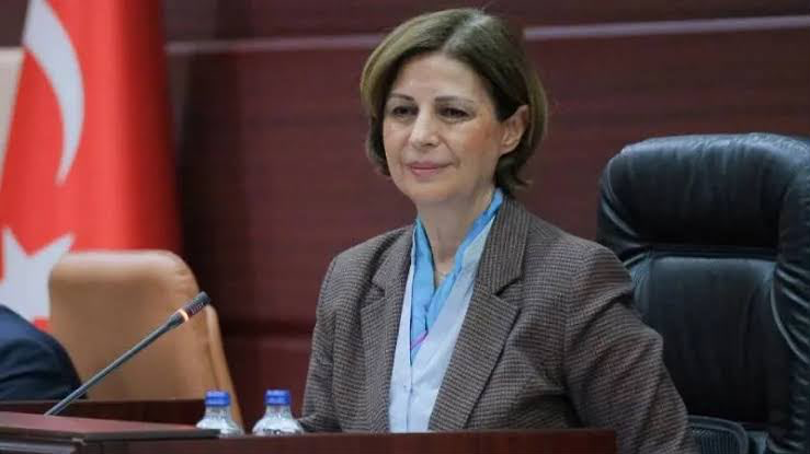 gazetepano's tweet photo. “Eskişehir önceliğimizdir” dedi; desteğini açıkladı

CHP Eskişehir İl Başkanı Volkan Enver Kılıç, yarın yapılacak TBB seçiminde Yeni Partinin adayı Eskişehir Büyükşehir Belediye Başkanı Ayşe Ünlüce’ye desteğini açıkladı.

Kılıç, “Cumhuriyet Halk Partisi olarak Ayşe Ünlüce Başkanımızın, Türkiye Belediyeler Birliği Başkanı olması için ne gerekiyorsa yapacağız. Eskişehir her zaman önceliğimizdir” dedi.

CHP, yarınki seçimde aday çıkarmama kararı almış, Parti Sözcüsü Müslim Sarı, “TBB seçiminde muhalefetin kazanması için Yeni Parti'nin adayı Ayşe Ünlüce'yi destekleme kararı aldık” demişti.
