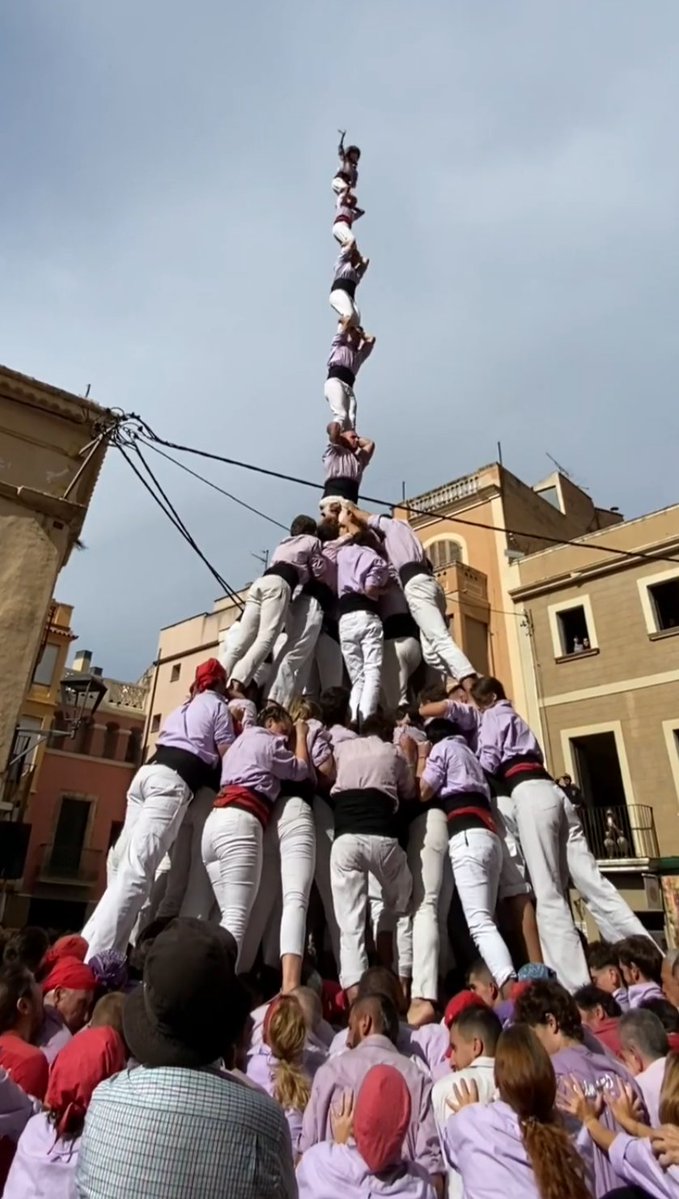 RamonCodinas's tweet photo. Aquest diumenge, a la Fira de Santa Teresa del Vendrell, els @Minyons de Terrassa hem assolit les 800 aletes en Grans Castells, amb els nombres rodons de 700 descarregats i 100 carregats!
Un camí apassionant des d'aquell 1r 3d9fC el 1988!
Enhorabona minyons!
#castells #castellers https://t.co/qvTaAFWhEh