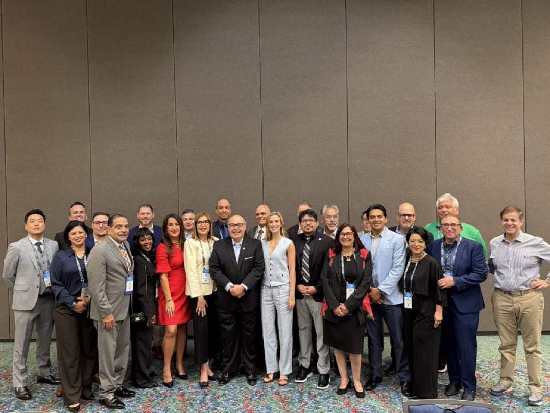 luanalaralopes's tweet photo. I grew up in Brazil dreaming about what I might build one day.

I came to the US for college, fell in love with this country, and eventually built Kalshi here.

Today I had the honor to be on stage at the USHCC conference where I met so many Latino entrepreneurs who took a chance https://t.co/ju0gyWLXTL