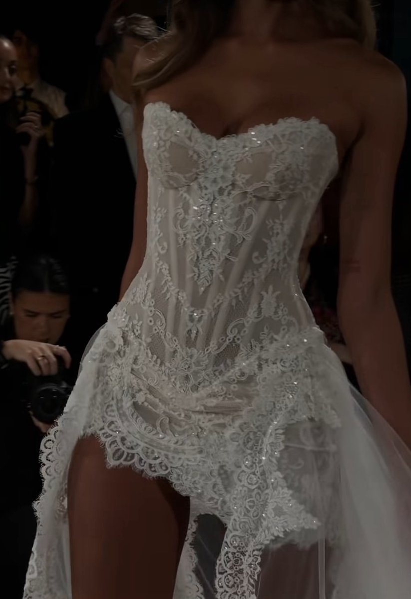 MUSEbyMus3's tweet photo. The most beautiful bridal collection🦢🤍

Galia LahavFW 27 https://t.co/SgnCl1s96a
