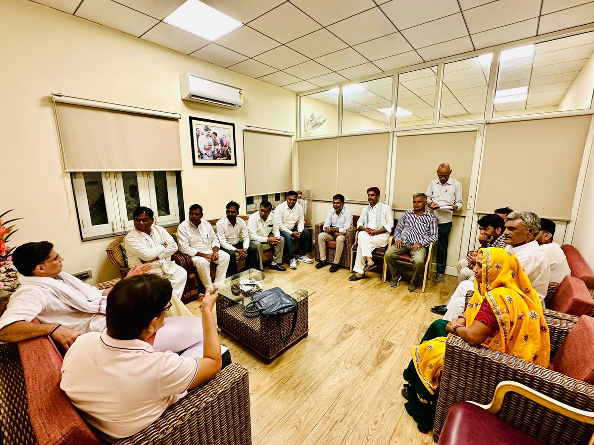 SachinPilot's tweet photo. देर शाम मेरे विधानसभा क्षेत्र टोंक से आए हुए जनप्रतिनिधियों, नेताओं और कार्यकर्ताओं से जयपुर निवास पर मुलाकात की एवं क्षेत्र से जु��़े मुद्दों पर विचार-विमर्श किया। https://t.co/tn6QmDnQ5O