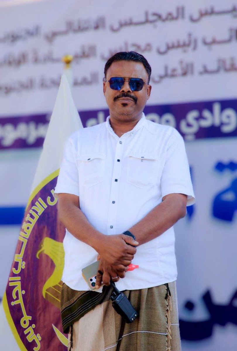 AmgedSabeeh's tweet photo. معقولة إلى الآن الساعة 8 مساء بعد الفعالية بثلاث ساعات ، وبعد انتهاء فعالية سيئون،والمكلا لم يُنشر حتى فيديو واحد يوثّق الفعالية؟! والأمر لا يقتصر على سيئون، بل إن فعاليات اليوم في سيئون والمكلا شهدت غياب النشر أثناء الحدث أولًا بأول، فلا أخبار عاجلة تواكب الفعاليات، ولا تغطية لحظية تنقل تفاصيلها للجمهور. ماذا يحدث لإعلام المجلس الانتقالي الجنوبي في وادي وصحراء حضرموت؟ ومن المسؤول عن هذا التأخير؟

حينما كنت موجودًا، ورئيسيا لإدارة الإعلام لم نكن ننتظر إلى المساء حتى نبدأ النشر؛ فبعد المليونية بربع ساعة فقط كانت الفواصل الفنية والمواد المصوّرة لكل فعالية تبدأ بالظهور تباعًا، وفق خطة إعلامية تواكب الحدث لحظة بلحظة، لأننا كنا ندرك أن قيمة المحتوى ترتبط بسرعة نشره وتوقيت وصوله إلى الجمهور.

أنا لم أعلّمكم أن تنتظروا حتى يبرد الحدث، ثم تتذكروا أن لديكم فعالية تحتاج إلى تغطية!أين الفيديوهات؟ أين المونتاج؟ أين الأخبار العاجلة؟ وأين التغطية اللحظية التي تواكب الفعاليات وتنقل تفاصيلها أولًا بأول؟

والأهم، أين تجهيز الروابط والمواد الإعلامية بعد انتهاء الفعالية بربع ساعة فقط، لتكون جاهزة للتوزيع على القنوات المحلية والعربية، وكذلك لوكالات الأنباء الراغبة في الاستفادة منها مجانًا ودون مقابل؟

الإعلام مسؤولية وكفاءة، وليس مجرد منصب أو صفة تُضاف إلى الاسم. والتأخير في النشر يبدد جزءًا كبيرًا من قيمة الجهد المبذول على الأرض، مهما كان حجم الحضور الجماهيري.

كلموهم وهذه نصائح مجانية ببلاش

#أمجد_يسلم_صبيح