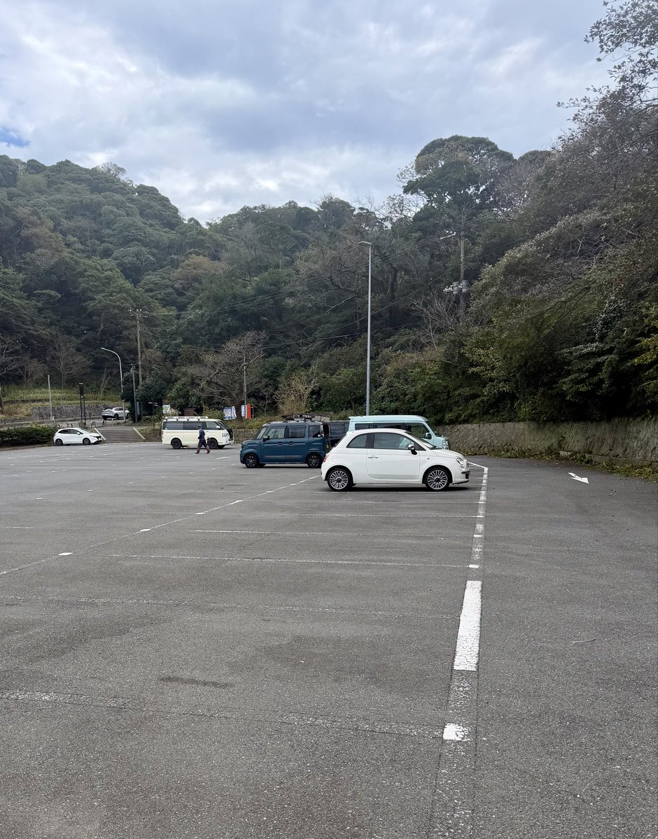 WAig0UEaWIql5MM's tweet photo. 昨日、秋空の観音崎^_^季節が進んでもう少し冷えるかな？ところで雑草剪定作業中。ゆえに車は真ん中に停めております。端っこは作業の妨げ私は観音崎プロとして立派な行動を・・・。 https://t.co/HeU1Wb61N8