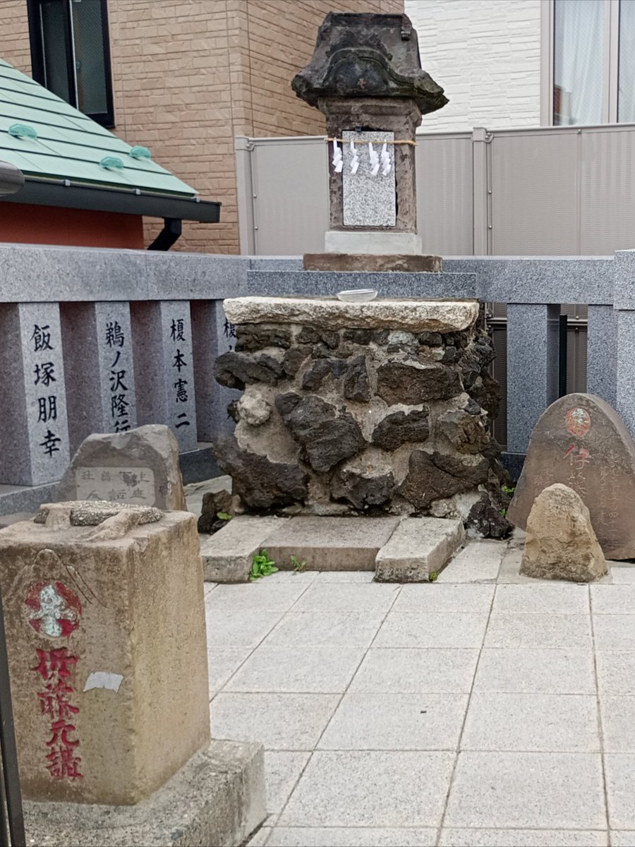 Fridge_0_Empty's tweet photo. 「十条冨士塚(冨士神社)」北区
1810年代頃の築造とされる #富士塚 で #江戸七富士 の1つ🗻⛩️
但し2020〜23年の再整備工事で､木が伐採されコンクリートで固められ…
その姿は正直､七富士としては疑問😑
何故なら同様の理由で #江戸八富士 から外れた水稲荷神社"高田富士"の立場が無いよなぁ…って🧐 https://t.co/5R9uL1CniK