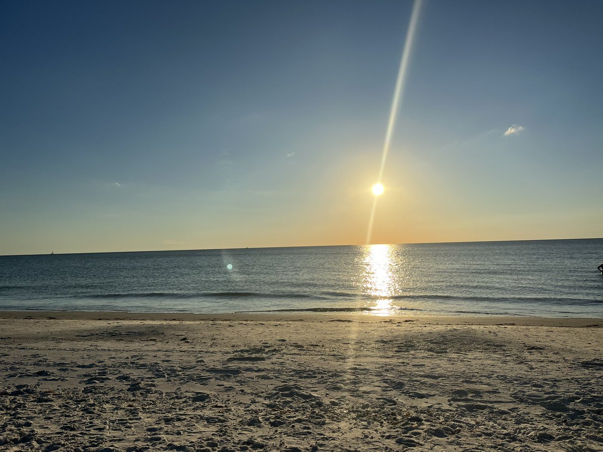 ElectroComms's tweet photo. Stunning evening on the beach
Having a picnic watching sunset Naples Fl https://t.co/SleAU4yelz