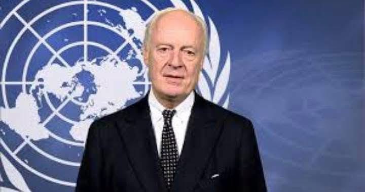 WesternSaharaQ's tweet photo. مداخلة المبعوث الشخصي للأمين العام للأمم المتحدة للصحراء الغربية أمام مجلس الأمن

8 أكتوبر 2026

السيدة الرئيسة، السيدات والسادة أعضاء مجلس الأمن،

على مدى السنوات الخمس الماضية، سعيتُ إلى إيجاد حل للنزاع في الصحراء الغربية يكون مقبولًا من الطرفين، من خلال اعتماد مقاربات مختلفة واقتراح مجموعة متنوعة من الحلول التوافقية.

وعندما خاطبتُ هذا المجلس آخر مرة في أبريل الماضي، كنت أشعر بتفاؤل حذر إزاء إمكانية التوصل إلى تسوية للنزاع، وذلك عقب إعادة إطلاق العملية السياسية في يناير من هذا العام.

وكما تتذكرون، فقد شاركتُ خلال الربع الأول من هذا العام، إلى جانب السفير والتز، وبدعم أساسي من كبير مستشاري الرئيس بولوس، في رئاسة ثلاث جولات من المفاوضات رفيعة المستوى بين الطرفين، عُقدت في واشنطن ومدريد.

وعلى الرغم من هذا التقدم التاريخي والجهود الكبيرة التي بُذلت لمتابعة العملية منذ أبريل وحتى الآن، سواء من جانب الولايات المتحدة أو عدد من الدول الأعضاء الأخرى أو من جانبي، فإننا نواجه اليوم حالة من الجمود الجوهري في المفاوضات.

وعلى الرغم من استمرار اقتناعي بإمكانية التوصل إلى حل لهذا النزاع، فإنني مضطر الآن إلى الإقرار بأن المفاوضات وصلت إلى طريق مسدود. وأرى أن تجاوز هذه العقبة يكاد يكون مستحيلًا من دون تحرك من جانب هذا المجلس.

أولًا: أسباب الجمود في المفاوضات

تعود حالة الجمود الحالية في المفاوضات، من بين عوامل أخرى، إلى ثلاثة أسباب رئيسية:

1. استمرار انعدام الثقة بين الطرفين حتى الآن.
2. رفض جبهة البوليساريو الخوض بجدية في تفاصيل الحكم الذاتي باعتباره حلًا محتملًا، استنادًا إلى التوجيهات الواردة في قرار مجلس الأمن رقم 2797.
3. التعقيد الواضح للقضايا المطروحة للنقاش. فعلى سبيل المثال، قدم المغرب مشروعًا موسعًا لنظام الحكم الذاتي يتكون من 39 صفحة. وتوفر هذه الوثيقة أساسًا متينًا للمفاوضات، لكنها ليست وثيقة جاهزة للاعتماد، إذ لا تزال بحاجة إلى مزيد من التفاوض.

وبالتالي، فإننا أمام حالة من الجمود. وأعتقد أن تجاوزها يتطلب توضيح مواطن الغموض في قرار مجلس الأمن رقم 2797، وهو ما يعني أن الحكم الذاتي ينبغي أن يشكل أساس المناقشات المقبلة، بصرف النظر عن النتائج التي ستسفر عنها هذه المفاوضات.

إن مواطن الغموض الواردة في القرار المذكور، والتي كانت ضرورية، كما أُقرّ بذلك، لإتاحة استئناف العملية السياسية، لم تعد تؤدي دورًا بنّاءً في المرحلة الحالية.

وربما كانت حلول أخرى ممكنة في الماضي، وقد تصبح حلول أخرى قابلة للتطبيق في مرحلة ما من المستقبل. لكن في الوقت الراهن، وبعد دراسة مواقف الطرفين وتطور الأوضاع خلال السنوات الخمس التي قضيتها في هذا المنصب، فضلًا عن وجهات النظر التي عبّر عنها عدد كبير من الدول الأعضاء، يبدو لي أن الحكم الذاتي الحقيقي هو الخيار الذي يستحق أن يحظى باهتمامنا الأكبر.

ثانيًا: شروط الحكم الذاتي الحقيقي

إذا قرر مجلس الأمن، في قراره المقبل والمهم، أن يكون الحكم الذاتي محور المرحلة المقبلة من المفاوضات، فإنني أوصي بأن يشدد المجلس أيضًا على ضرورة توافر ثلاثة شروط أساسية:

1. أن يكون الحكم الذاتي المقترح حكمًا ذاتيًا حقيقيًا وفعليًا، لا مجرد تسمية شكلية.
2. أن يخضع لعملية ذات مغزى لتقرير المصير لشعب الصحراء الغربية.
3. أن يكون مدعومًا بضمانات دولية قوية من مجلس الأمن، تكفل مراقبة تنفيذه الكامل.

لكن ماذا يعني الحكم الذاتي الحقيقي والفعلي؟

من وجهة نظري، يعني ذلك ما يلي:

أ. مؤسسات تتمتع بالحكم الذاتي وتمنح شعب الصحراء الغربية سلطة التحكم في القرارات السياسية التي تؤثر في حياته اليومية.

ب. إتاحة عودة اللاجئين الصحراويين في ظروف آمنة وكريمة، وتمكينهم من ممارسة حياتهم اليومية من دون خوف على أمنهم وسلامتهم.

ج. تمكين الصحراويين من إدارة شؤونهم بأنفسهم، بما يشمل سن القوانين التي تحكمهم، وتسيير المؤسسات التي تقدم الخدمات العامة في الصحراء الغربية، والعمل في سلك القضاء، والنجاح في مجالات الصناعة والتجارة، وتولي مسؤوليات حفظ النظام العام والأمن.

د. إشراك جبهة البوليساريو والصحراويين الآخرين بوصفهم شركاء في إدارة الصحراء الغربية.

هـ. ضمان عدم إمكانية إلغاء الحكم الذاتي أو تقويضه بقرار مفاجئ أو مرسوم أو أمر إداري.

و. إخضاع الحكم الذاتي لضمانات دولية قوية تضمن تنفيذه، في الحاضر والمستقبل.

ز. والأهم من ذلك، أن يحظى الحكم الذاتي بالتصديق عليه من خلال ممارسة فعلية وذات مغزى لحق تقرير المصير. 

ثالثًا: لا يمكن فرض الحكم الذاتي على الشعب الصحراوي

هل يمكن التوصل إلى نموذج للحكم الذاتي الحقيقي في الصحراء الغربية يحظى بقبول الطرفين؟

نعم، وأعتقد أنه ينبغي أن يكون موضوع نقاش وتحقق في المقام الأول من خلال المفاوضات.