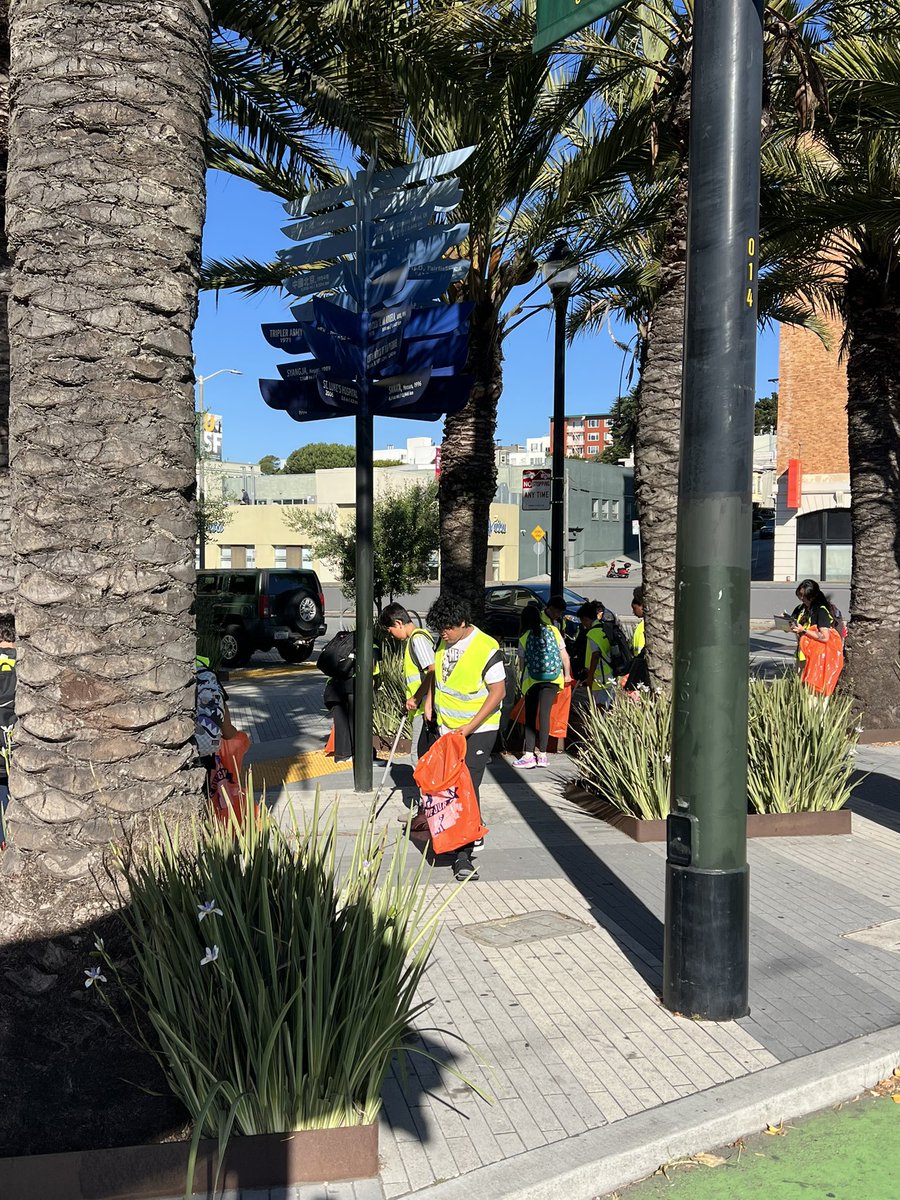RefuseRefuseSF's tweet photo. Back to back cleanups with middle schoolers today.

Students from New School (featured in Mrs. Doubtfire) travelled from North Beach to help clean the area around Trader Joe’s on Masonic Ave.

Another 6th grade cohort from Millennium School cleaned Jefferson Square Park again. https://t.co/3muzOMkfn0