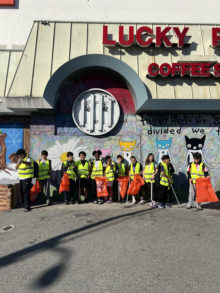 RefuseRefuseSF's tweet photo. Back to back cleanups with middle schoolers today.

Students from New School (featured in Mrs. Doubtfire) travelled from North Beach to help clean the area around Trader Joe’s on Masonic Ave.

Another 6th grade cohort from Millennium School cleaned Jefferson Square Park again. https://t.co/3muzOMkfn0