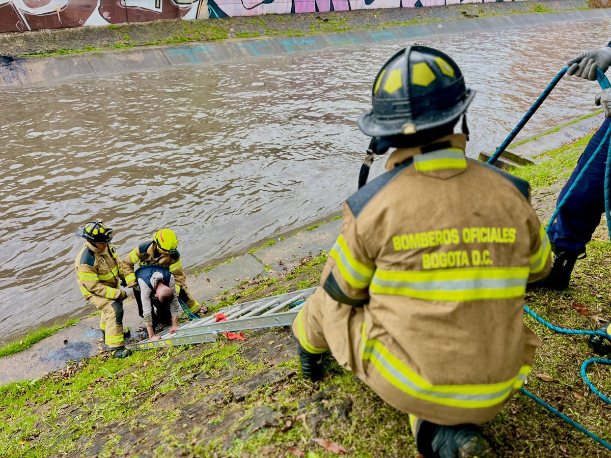 CarlosFGalan's tweet photo. Hoy sobre las 2:00 P.M, uniformados de @BomberosBogota y @PoliciaBogota rescataron a dos hombres que habían caído a un caño en la Av. Carrera 30 con Calle 48. 

Los dos hombres fueron rescatados pocos minutos después de caer al caño y recibieron atención por parte de Bomberos y personal de @SectorSalud.