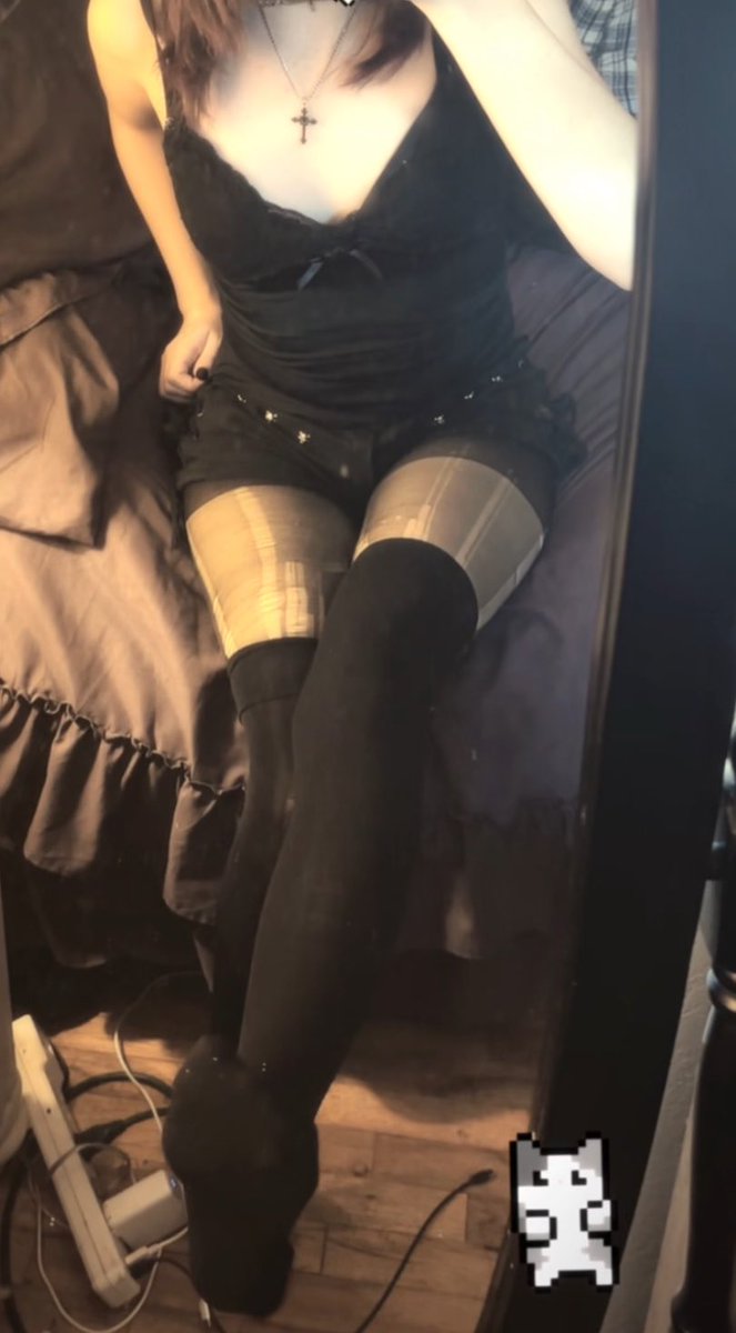 dxllprts2's tweet photo. feet (ignore my mess, someone clean my room for me T^T) https://t.co/GfCeA1MeGv