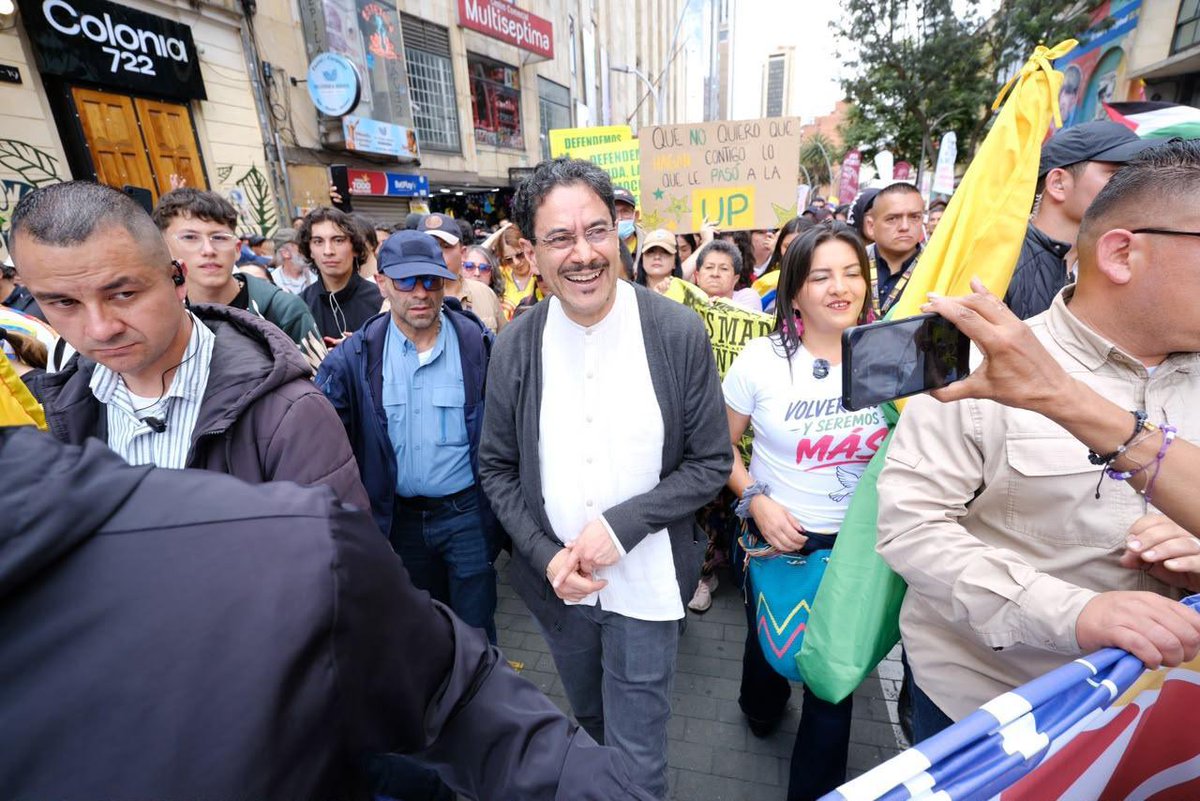 IvanCepedaCast's tweet photo. SIN MIEDO EL PUEBLO SALIÓ A LAS CALLES

Las medidas de terror y persecución que está tomando Abelardo De la Espriella no podrán atemorizar a la ciudadanía. 

Hoy comenzó la movilización multitudinaria de la gente y nadie podrá detenerla. 

Derrotaremos al régimen despótico de De la Espriella.