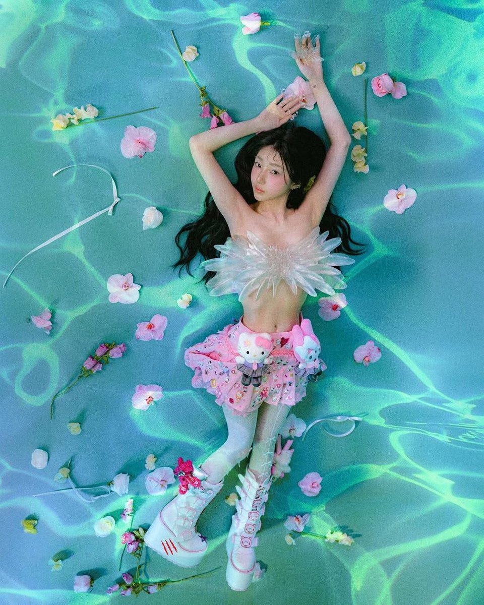 adorechuu's tweet photo. and when yeojin's 1st mini album's concept is this >>>> https://t.co/C1wFMBOPqW