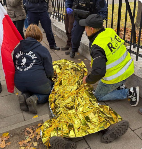 Anna_Hev's tweet photo. Zafoliowany Borowski z zawałem serca leży nieruchomo na chodniku. Matecki grzmi o "skatowaniu starszego człowieka". 
Po pół godzinie stał już wśród protestujących z mikrofonem w ręku. 
Curwa, ale kyrk! 🤡
Zamiana wody w wino to pikuś. Sorry panie Jezus. https://t.co/x8RibNA78o