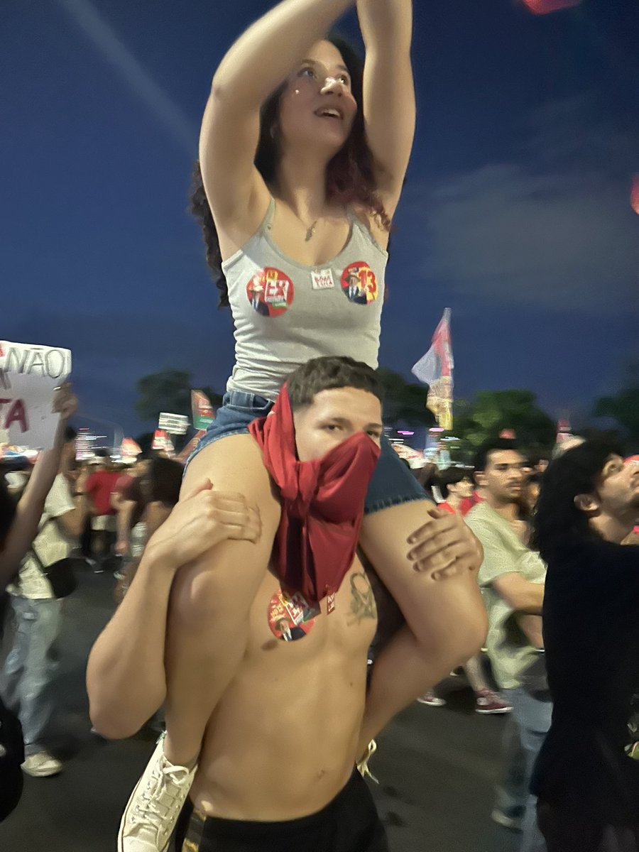 Isa_cdorinha's tweet photo. Eu e meu amigo entregando na manifestação https://t.co/6vLD54Jemk