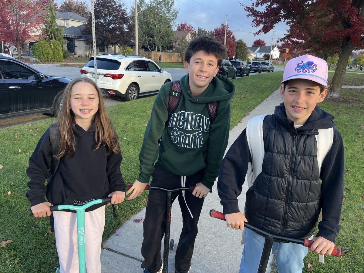 GoHurricanesGo's tweet photo. Thanks to all the Hurricanes 🌀 participating in WALKING and ROLLING to school!🤘🏼 It has so many healthy 💪🏽 and traffic-reducing 👍🏾benefits!🙌🏻 https://t.co/CKFlpWRT0V