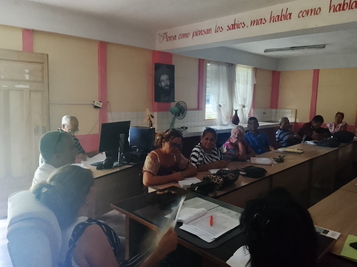 RogelioRafaelP5's tweet photo. En las conclusiones de la visita  de la DPE a #Mayari , la miembro del Buró  y el Viceintendente para los Programas Sociales reconocieron el esfuerzo realizado por los educadores y ratificaron su acompañamiento  al sector 
en el desarrollo del curso.#ConHonorHolguinero https://t.co/WNjAd7xrul