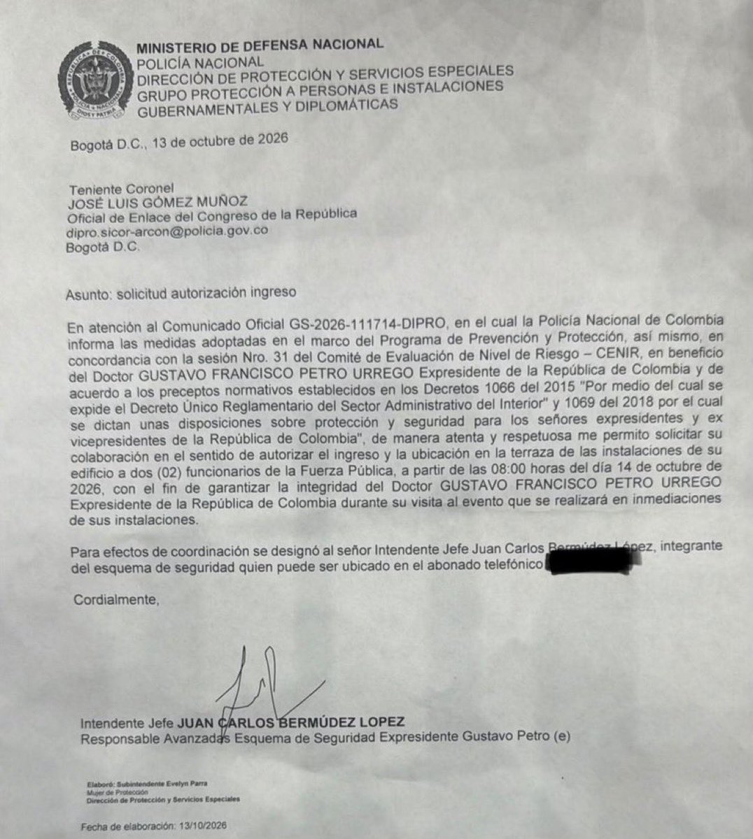 RolandoGonGa's tweet photo. El chiste se cuenta solo 🤡. La izquierda armó show por unos francotiradores en el techo del Capitolio, mientras en la Plaza de Bolívar estaban los de “#Este14YoMarchoPorLaVida”. Resultó estaban allí a solicitud del esquema de seguridad de Petro. Ni el ESMAD ni nadie los agredió. https://t.co/eaMSH1ch3k