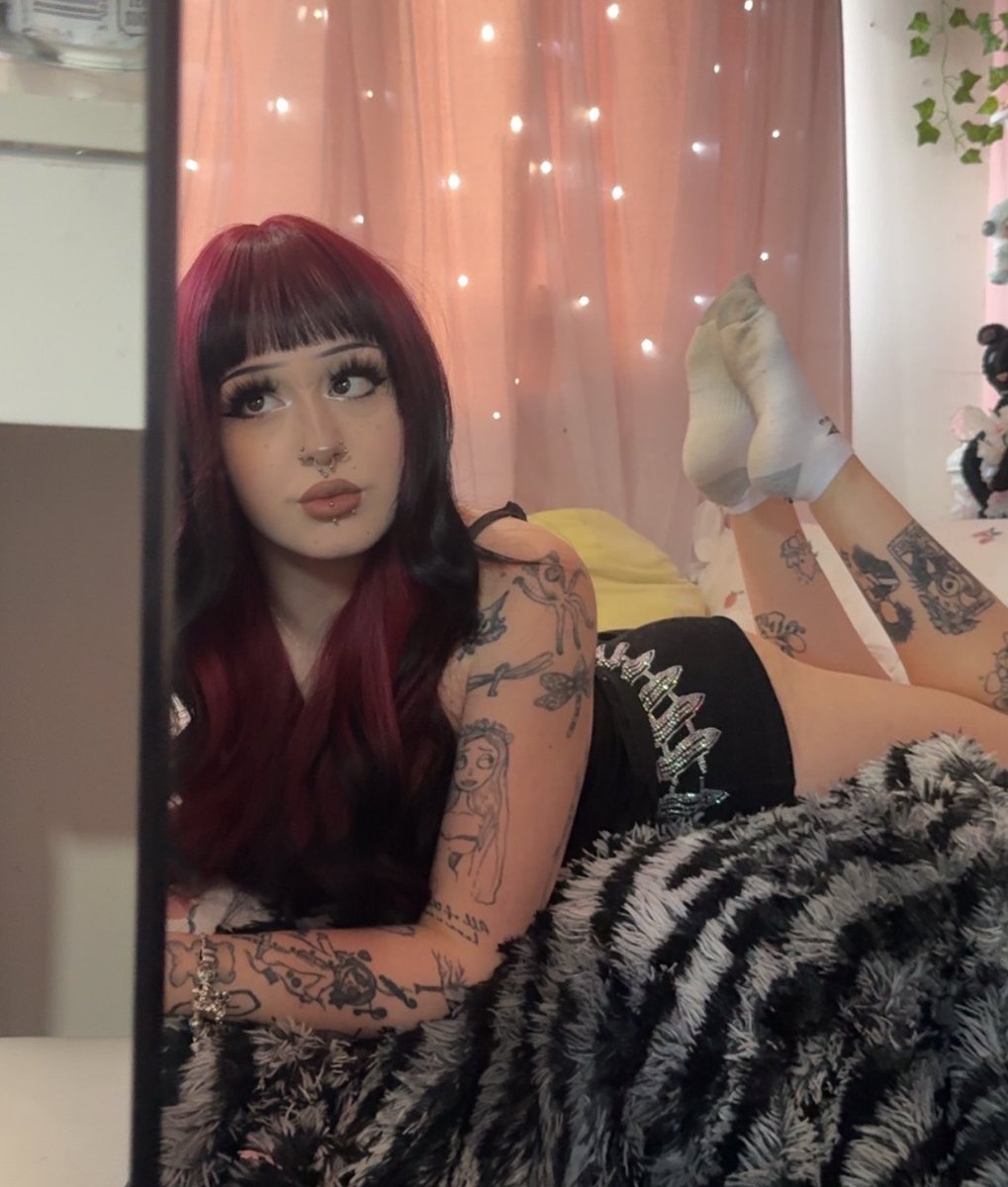 weak4kat's tweet photo. goth girls &amp; sweaty white socks make you so weak https://t.co/pDFAiogYj0